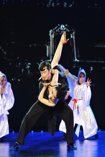 <em>何琳</em>征战《舞林大会》 美艳吸血<em>女王</em>气场十足