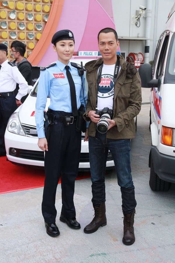 新剧谢天华Chok演记者相机当手枪 邂逅周丽淇