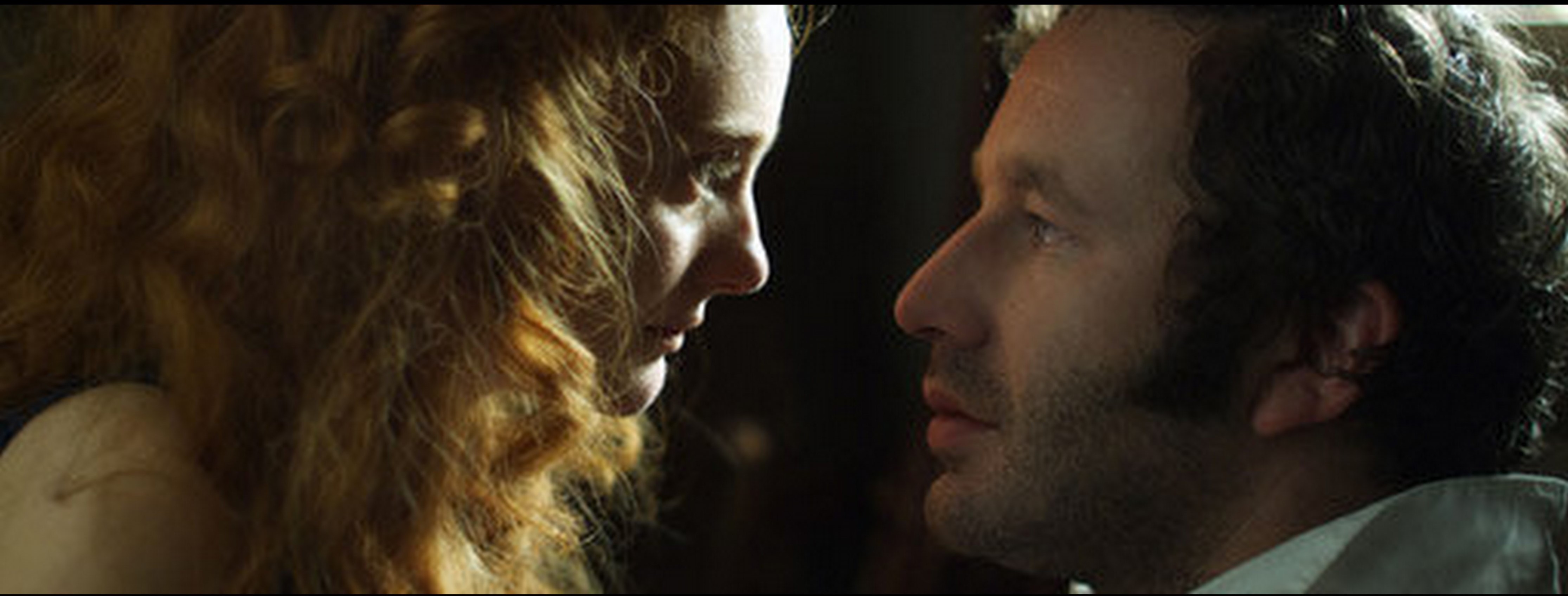 绛红雪白的花瓣