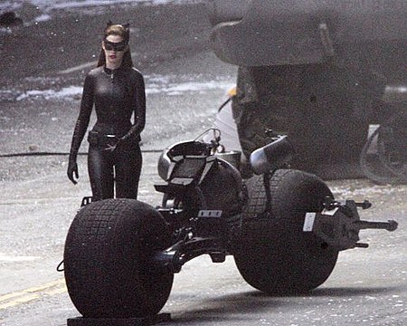 《蝙蝠侠3 黑暗骑士崛起》最新片场照 贝尔 海瑟薇制服亮相