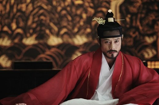 王陷入"毒害"危机,在大臣的密谋下,长相酷似王的贱民"夏善"进宫做王的