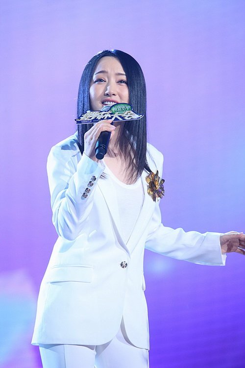 杨钰莹《舞林大会》首秀热舞 新歌献唱眼泛泪光