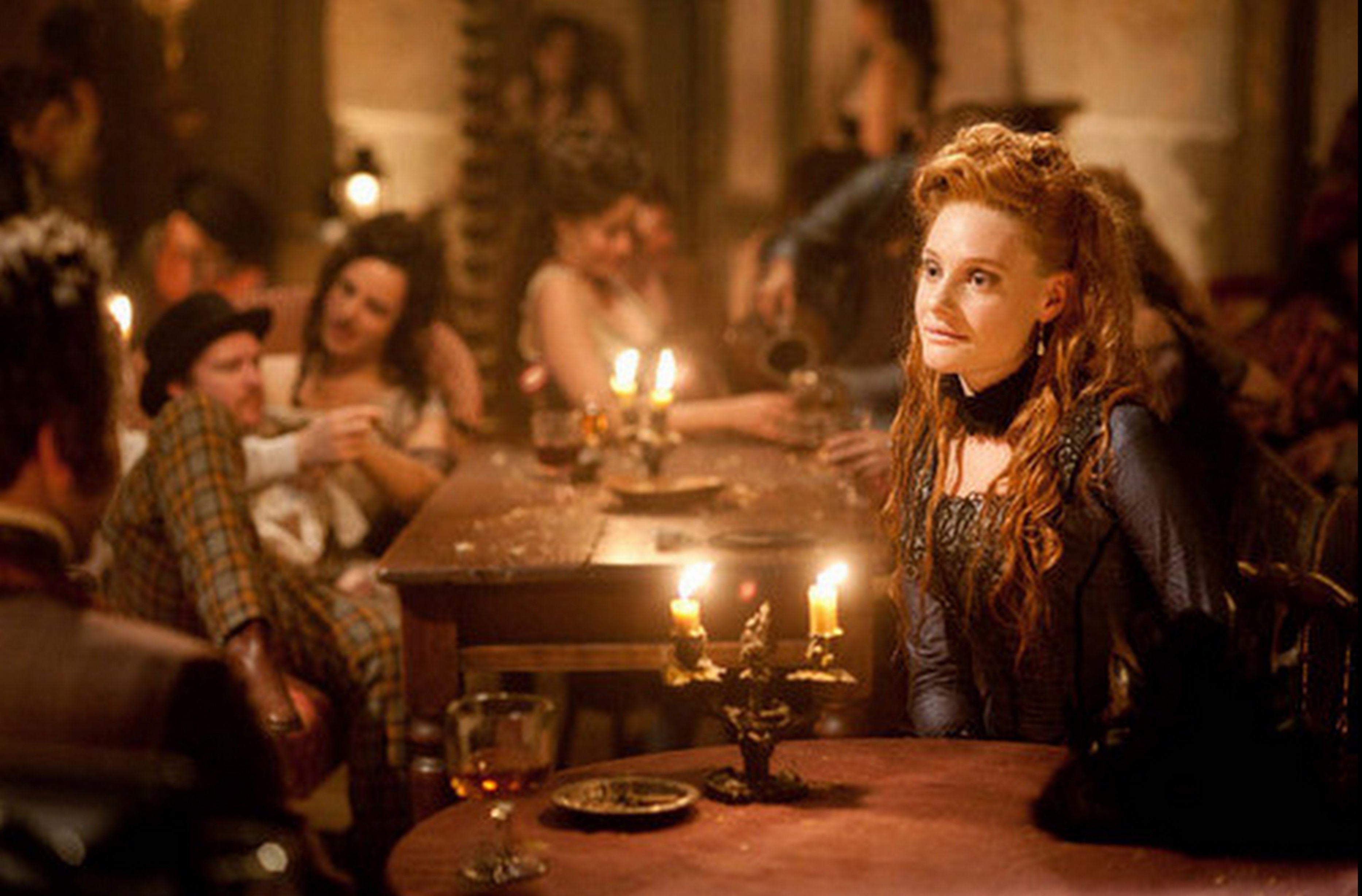 绛红雪白的花瓣