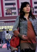 NHK：大陆孕妇到香港 海报