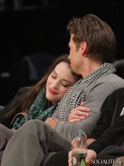 《<em>破产姐妹</em>》<em>麦克斯</em>和强尼戏里纠结,戏外甜蜜