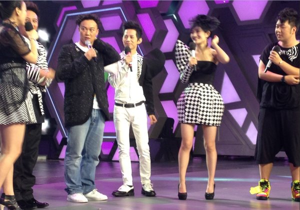 何炅唱雪姨之歌《快乐大本营》PK陈奕迅 - 综