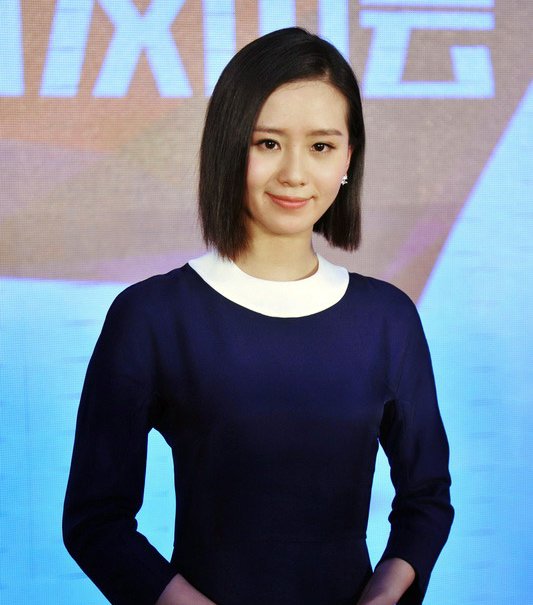 刘诗诗摆兰花指尽显妩媚 除夕陪父母拒谈《步