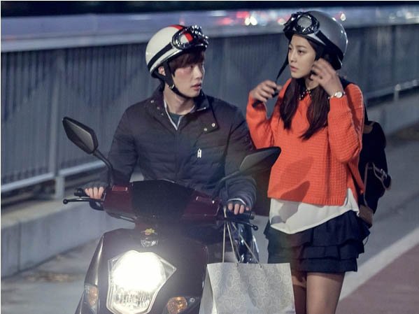 《<em>学校2013</em>》<em>李钟硕</em>、朴世英机车约会剧照曝