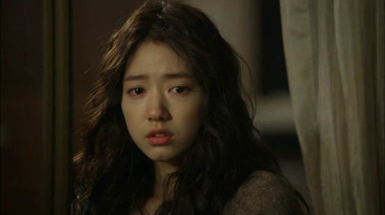 《邻家花美男》朴信惠、尹施允伤心哭戏照曝光