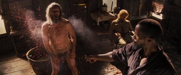 电影被解救的姜戈中的神秘女人是怎么回事?就是主角刚到庄园时戴面.