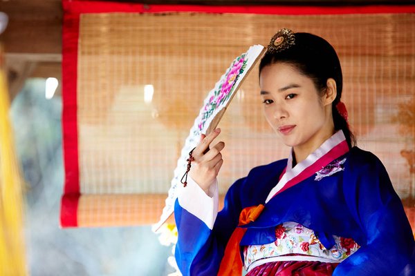 《花儿的战争》曝剧照 金贤珠演绎魅惑舞姿 - 