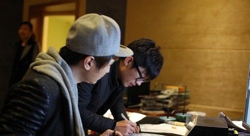 好声音学员抗震励志歌曲《永远垮不掉》首播 