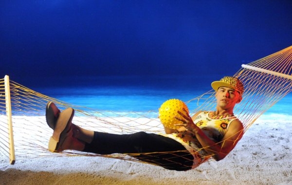 周杰伦垦丁拍《乌克丽丽》MV 猛男辣妹全入镜