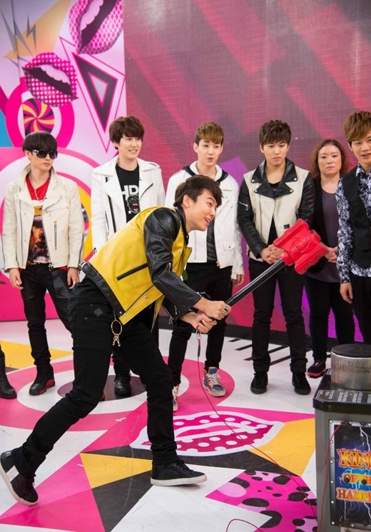 Super Junior M上台湾综艺节目 东海玩游戏受伤