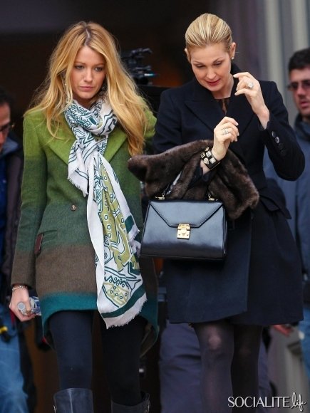 《<em>绯闻女孩</em>》片场照:瑟琳娜和<em>莉莉</em>的母女对手