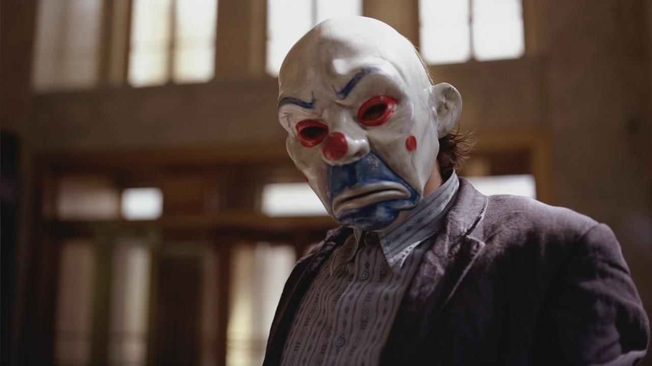 有一部电影 里面的是演抢劫犯的 抢劫犯都带着小丑的面具.