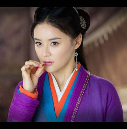 于正版《笑傲江湖》大玩变身 袁姗姗一人饰两