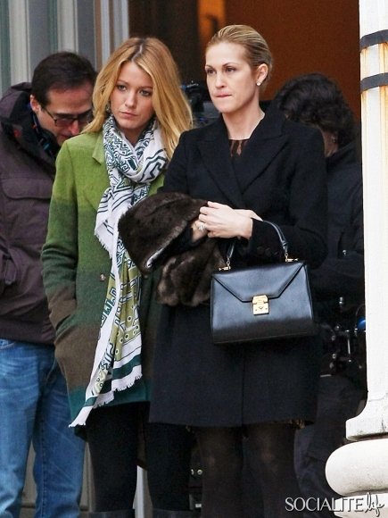 《<em>绯闻女孩</em>》片场照:瑟琳娜和<em>莉莉</em>的母女对手