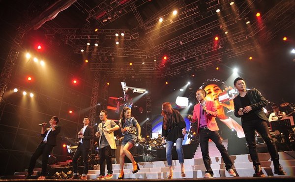 好声音 学员助阵那英演唱会 伴唱王崇上台表演