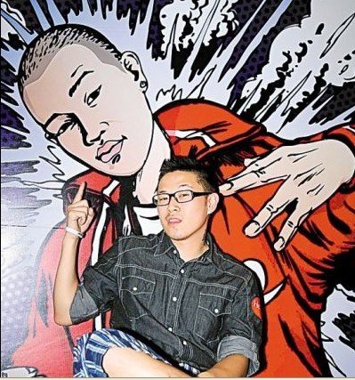 欧阳靖一开始被人所认识,是因为一段被广为流传的视频,一名华人与一个